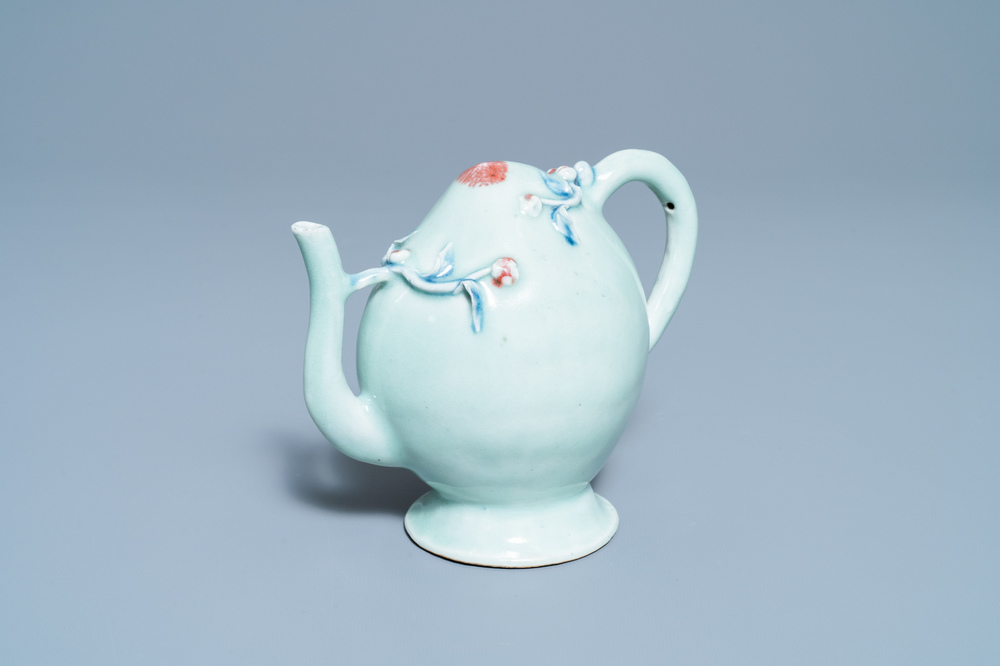 Une th&eacute;i&egrave;re 'cadogan' en forme de p&ecirc;che en porcelaine de Chine en rouge de cuivre et bleu sur fond c&eacute;ladon, 18/19&egrave;me