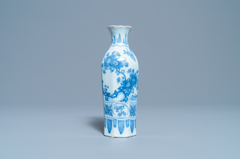 Een octagonale blauw-witte Delftse chinoiserie vaas, eind 17e eeuw