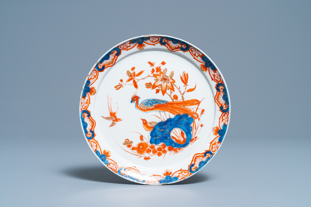 Une assiette en fa&iuml;ence de Delft dor&eacute; &agrave; d&eacute;cor d'un paon, 18&egrave;me