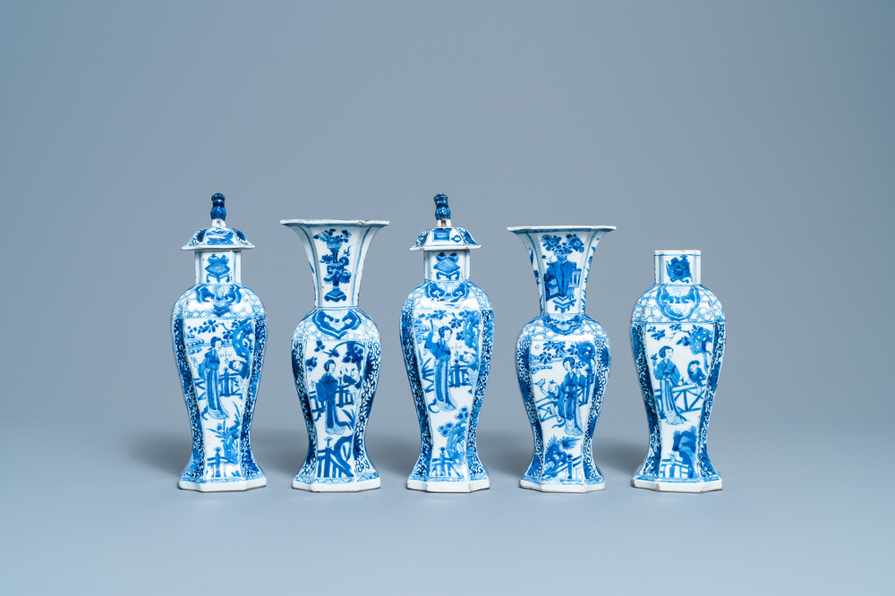 Een Chinees blauw-wit vijfdelig kaststel met dames en jongens, Kangxi