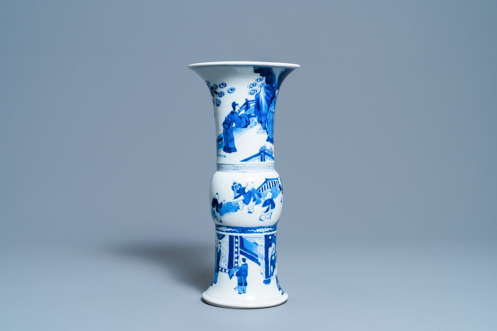 Un vase de forme 'gu' en porcelaine de Chine en bleu et blanc, Kangxi