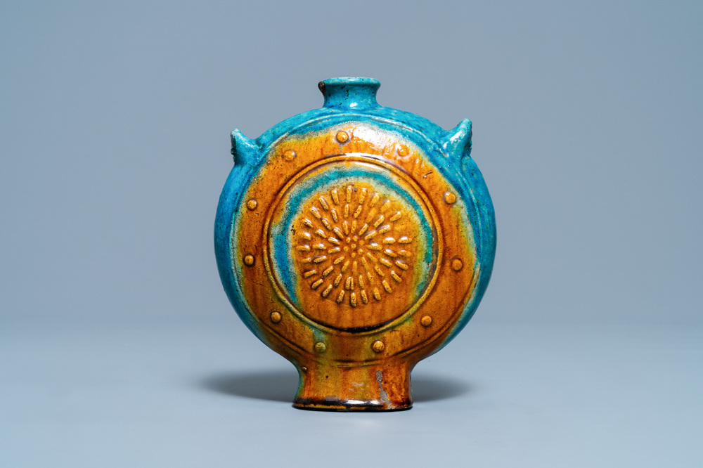 Un vase de forme 'moonflask' en gr&egrave;s porcelaineux &eacute;maill&eacute; turquoise et ocre, Chine, Ming