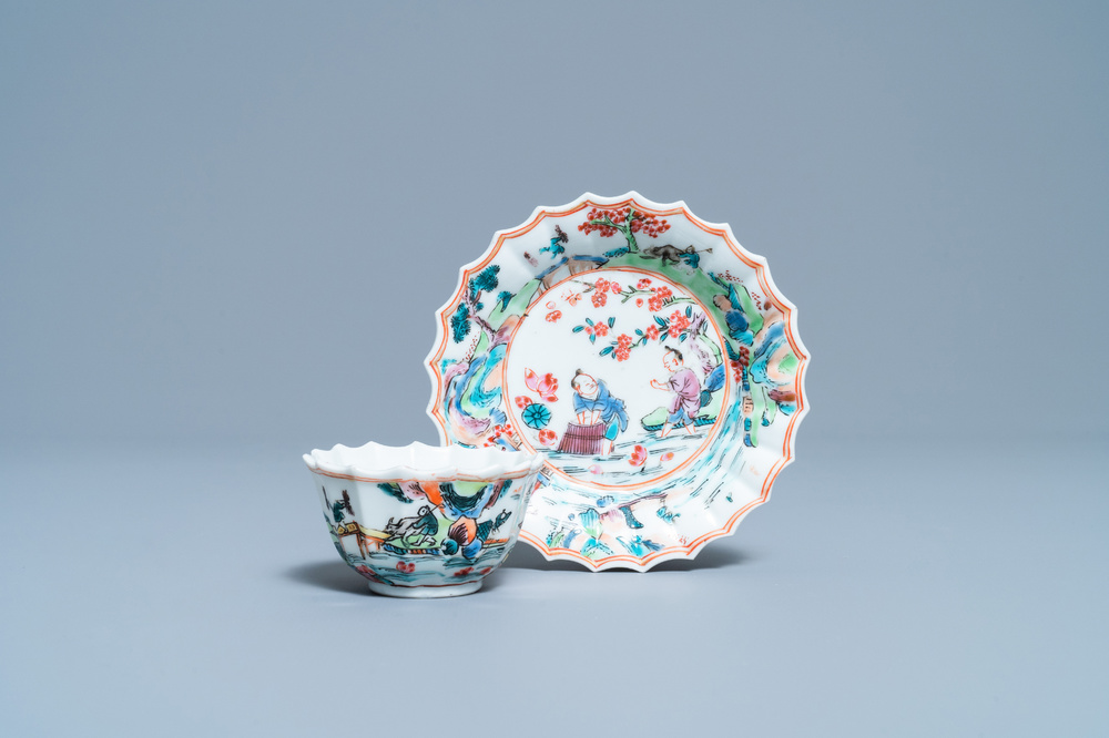 Une tasse et soucoupe en porcelaine de Chine famille rose, Yongzheng