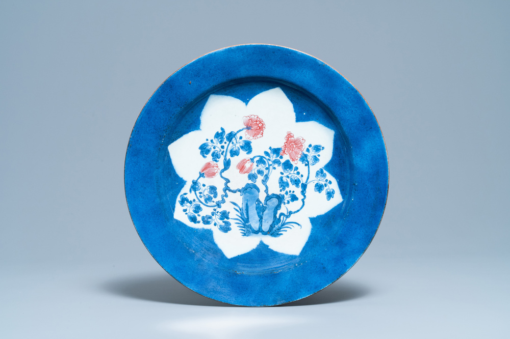 Un plat en porcelaine de Chine en bleu, blanc et rouge de cuivre sur fond bleu poudr&eacute;, Kangxi