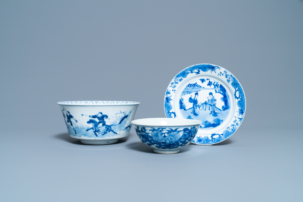 Twee Chinese blauw-witte kommen en een bord, 19e eeuw en Kangxi