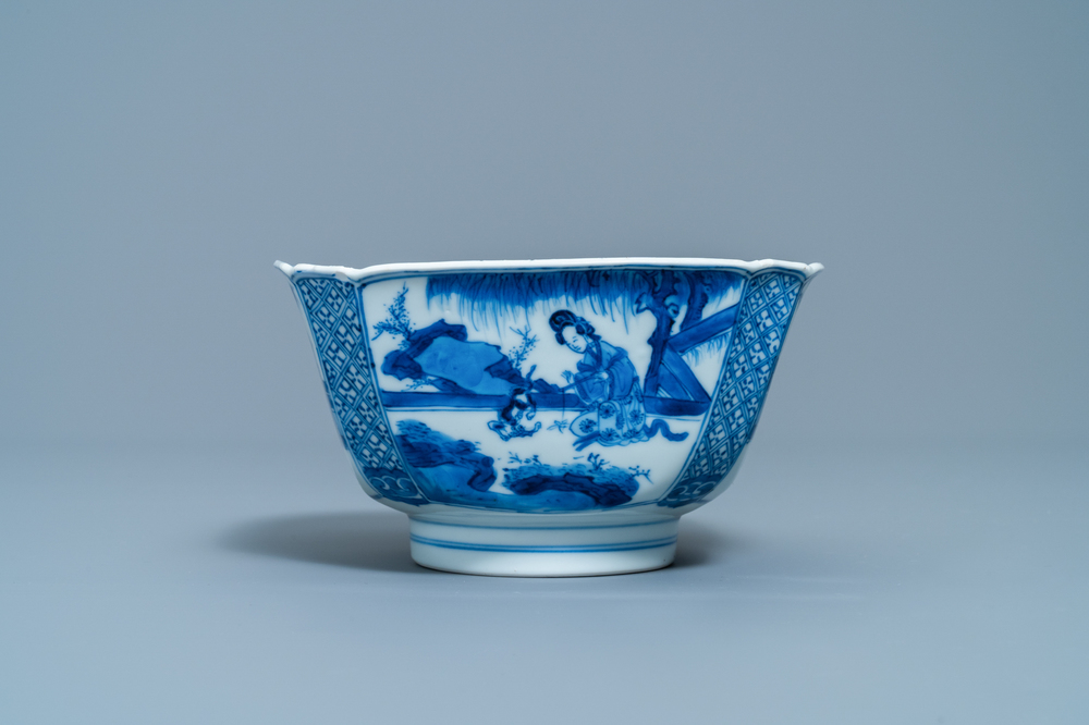 Un bol en porcelaine de Chine en bleu et blanc figurant une dame et son chat, marque et &eacute;poque de Kangxi