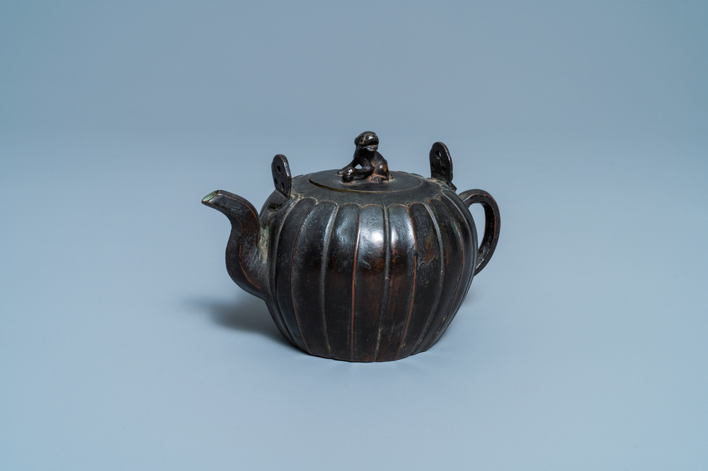 Een Chinese gelakte bronzen theepot met deksel, Yuan