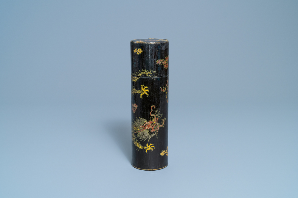 Een keizerlijke Chinese cilindrische beschilderde en gelakte houten koker, 17/18e eeuw