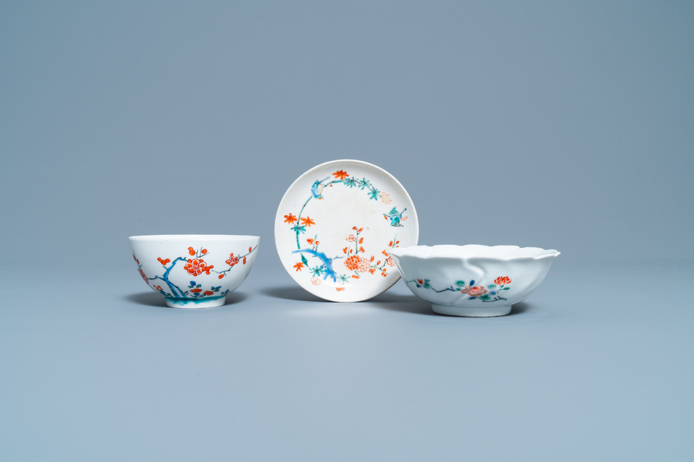 Twee Japanse Kakiemon-stijl kommen en een schotel, Edo