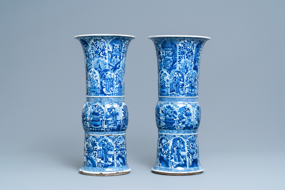 Une paire de grands vases en porcelaine de Chine en bleu et blanc &agrave; d&eacute;cor de longues dames, Kangxi