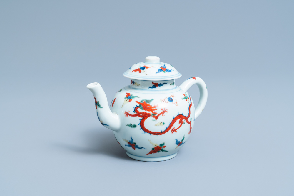 Une th&eacute;i&egrave;re couverte en porcelaine de Chine wucai &agrave; d&eacute;cor de dragons, R&eacute;publique