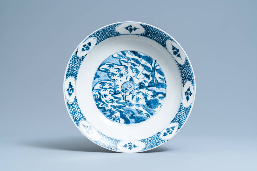 Een Chinese blauw-witte Swatow schotel met herten in een landschap, Ming