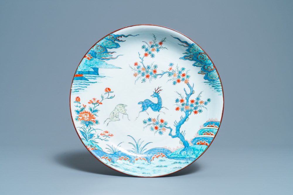 Een Chinese in Nederland beschilderde Kakiemon-stijl schotel met herten, Kangxi