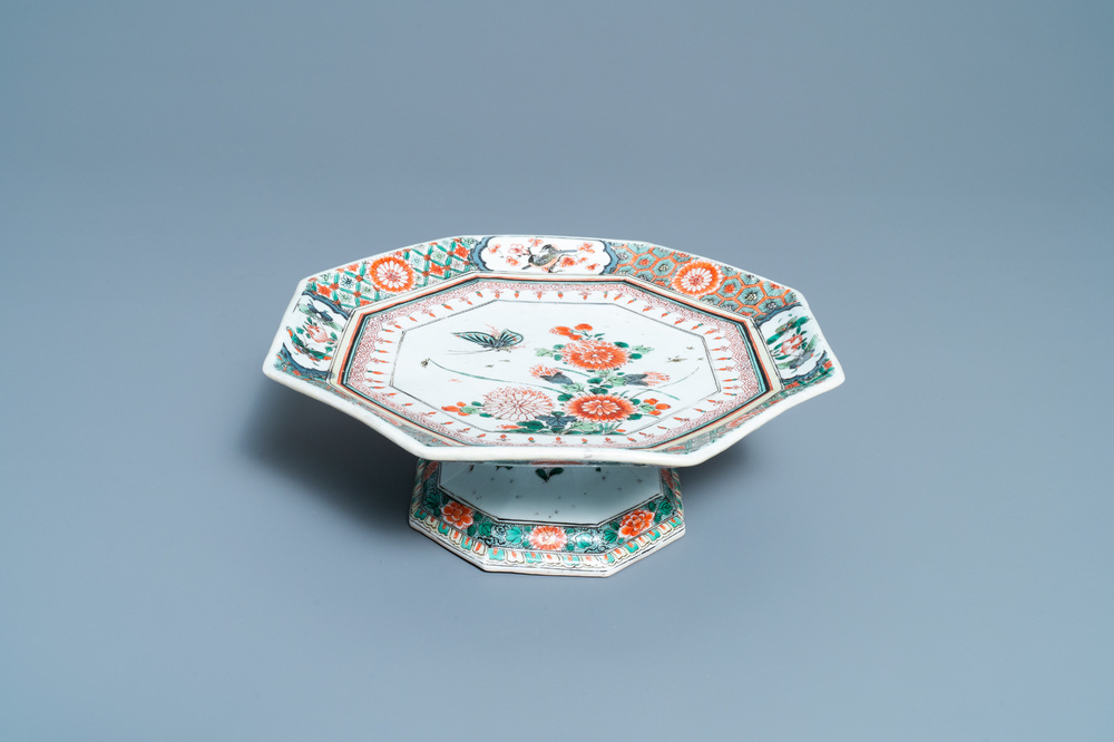 Un tazza de forme octagonale en porcelaine de Chine famille verte, Kangxi