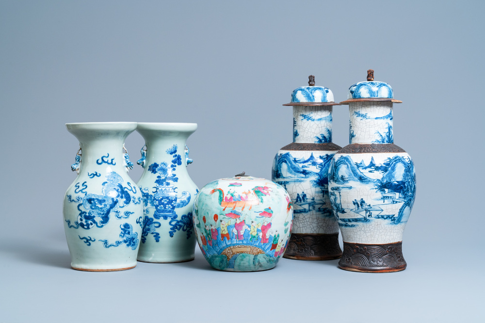 Cinq vases en porcelaine de Chine en bleu et blanc et en famille rose, 19&egrave;me