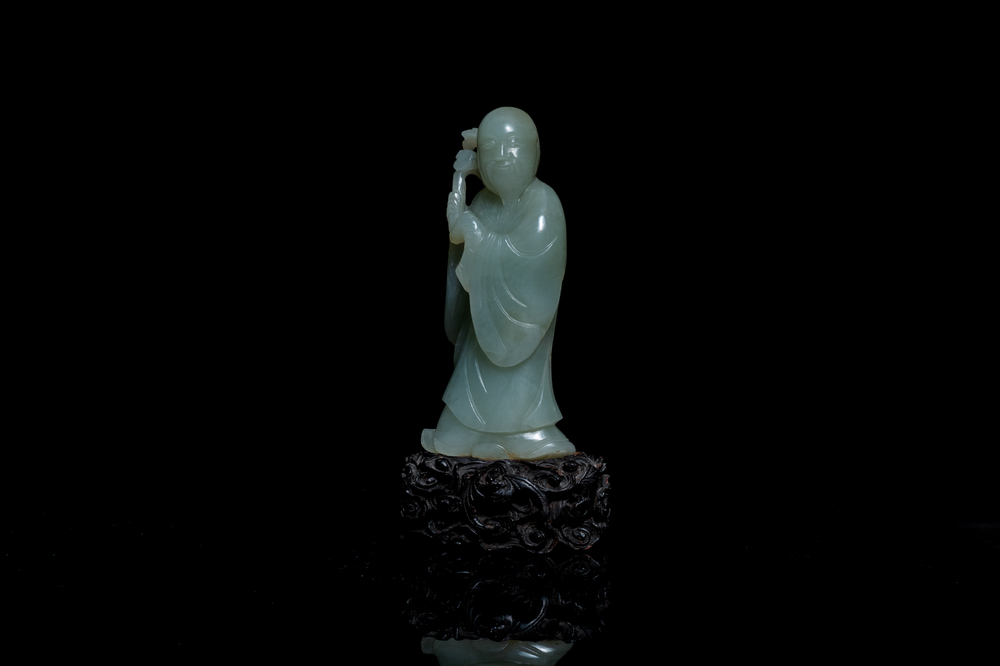 Une figure d'un immortel en jade c&eacute;ladon sur socle en bois, Qing