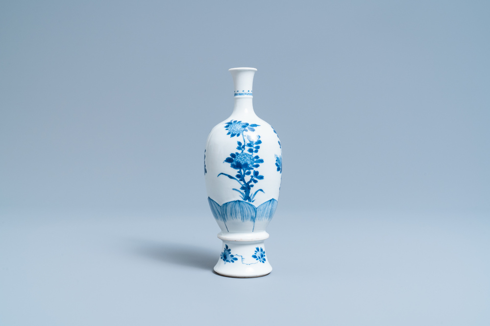 Un vase en porcelaine de Chine en bleu et blanc &agrave; d&eacute;cor floral, Kangxi