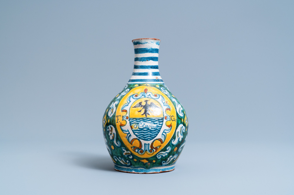 Een polychrome Italiaanse majolica apothekersfles met wapen, Deruta, 17e eeuw