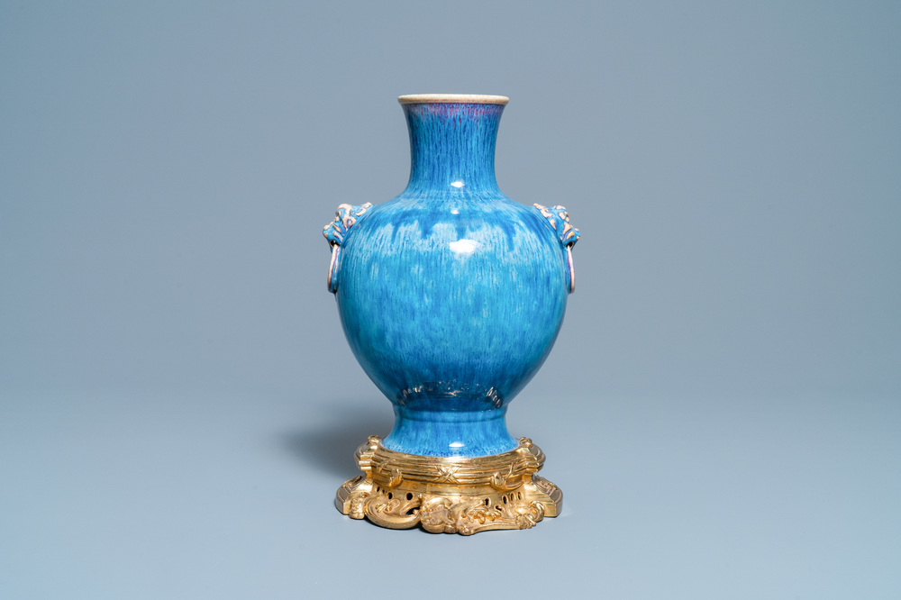Un vase en porcelaine de Chine &agrave; &eacute;mail flamb&eacute; &agrave; monture en bronze dor&eacute;, 18/19&egrave;me