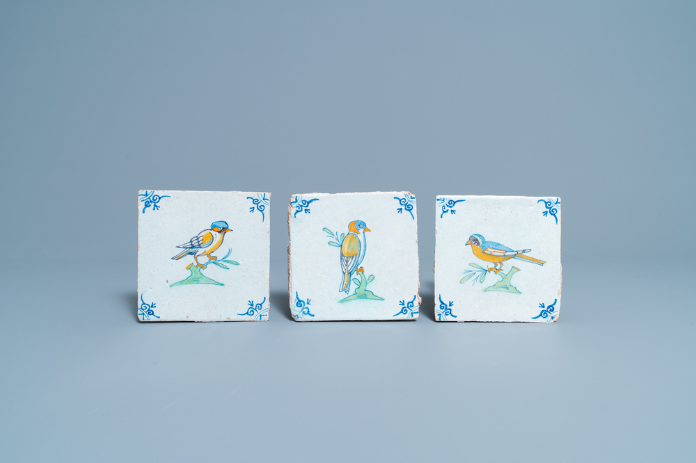 Drie polychrome Delftse tegels met vogels, 17e eeuw