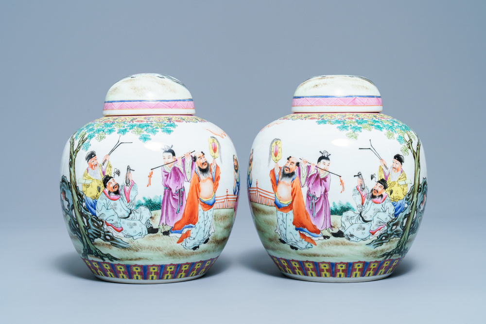 Een paar Chinese famille rose dekselpotten, Qianlong merk, Republiek