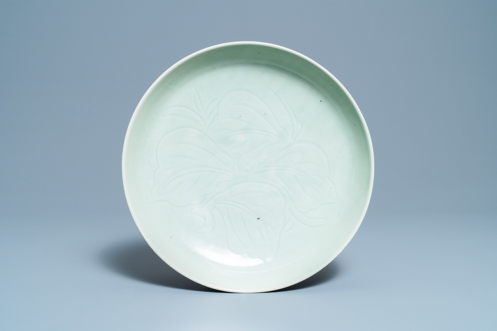 Un plat en porcelaine de Chine c&eacute;ladon monochrome &agrave; d&eacute;cor floral incis&eacute;, 18/19&egrave;me