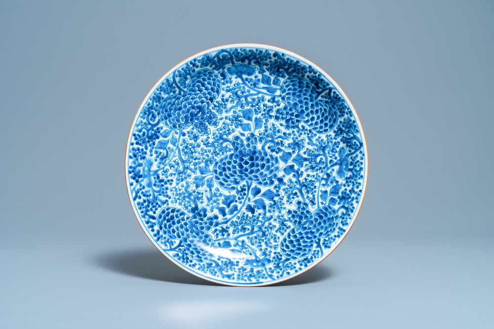 Un plat en porcelaine de Chine en bleu et blanc, Kangxi