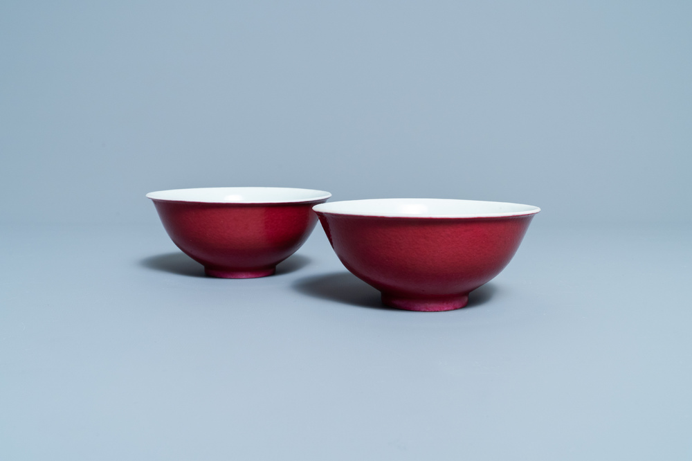 Une paire de bols en porcelaine de Chine rouge de rubis monochrome, marque et &eacute;poque de Jiaqing