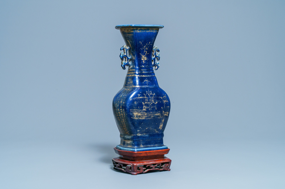 Een Chinese monochrome blauwe vaas met vergulding, Qianlong