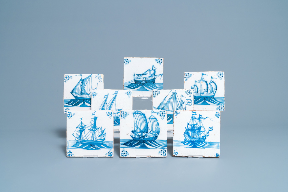 Acht blauw-witte Delftse tegels met schepen, 18e eeuw