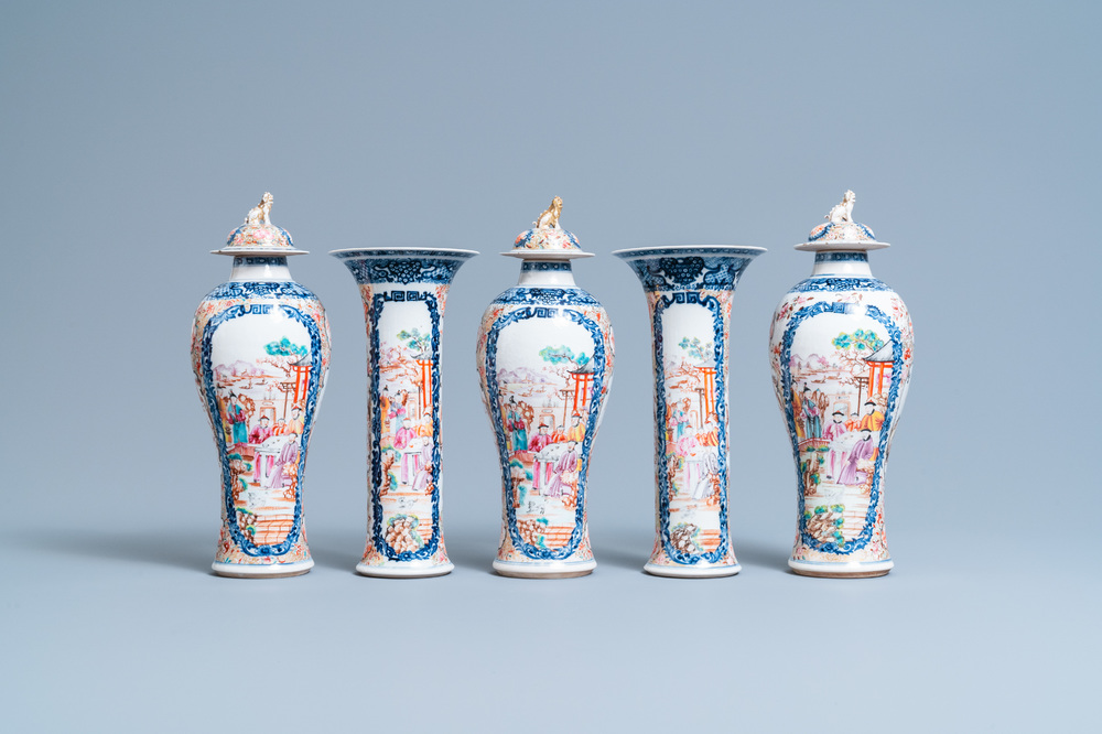 Une garniture de cinq vases en porcelaine de Chine famille rose &agrave; d&eacute;cor mandarin, Qianlong