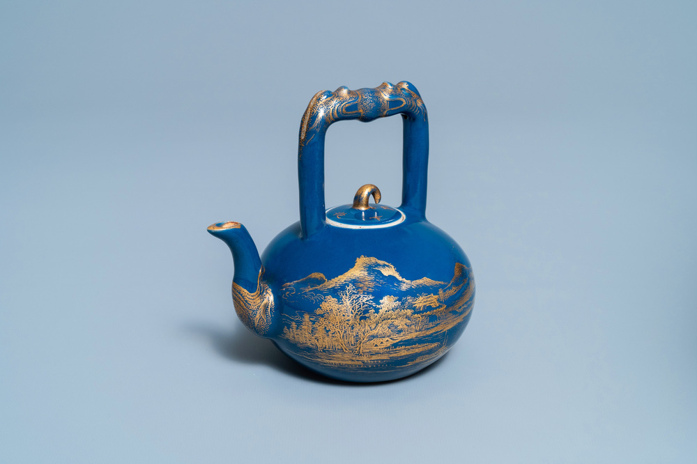 Een Chinese monochrome blauwe theepot met verguld decor, Qianlong merk en periode