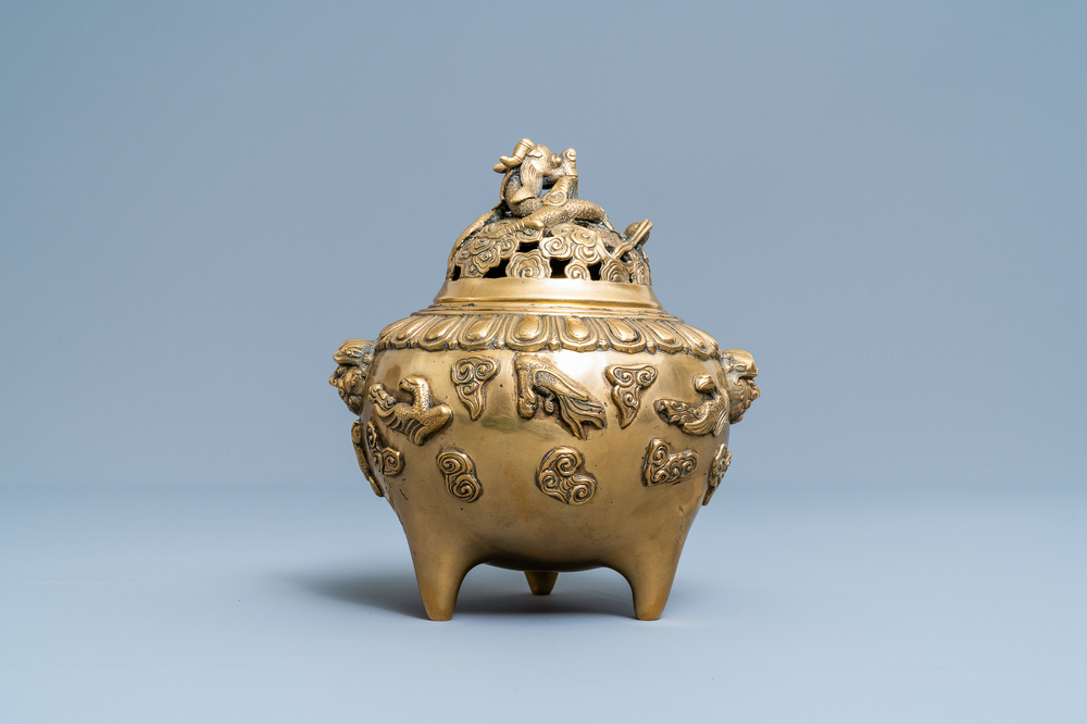 A Chinese bronze tripod censer and cover, 19/20th C.