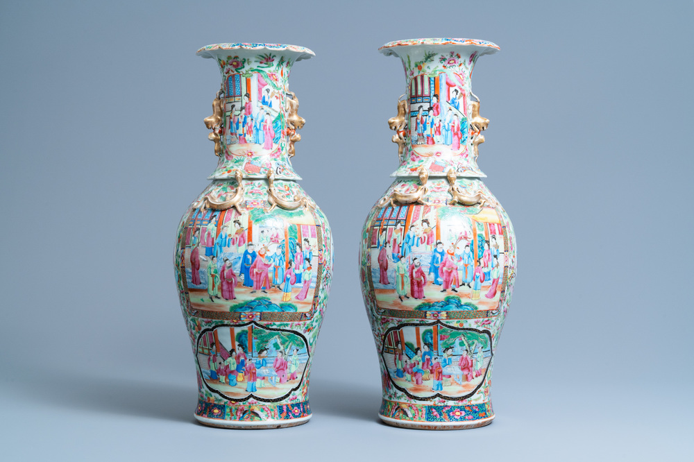 Une paire de vases en porcelaine de Chine famille rose de Canton, 19&egrave;me