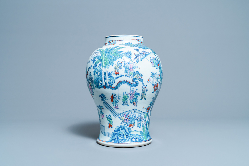 Un vase en porcelaine de Chine doucai &agrave; d&eacute;cor des '100 gar&ccedil;ons', Yongzheng/Qianlong