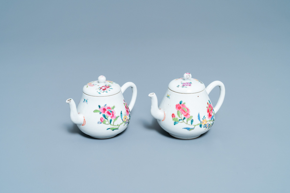 Une paire de th&eacute;i&egrave;res couvertes en porcelaine de Chine famille rose, Yongzheng