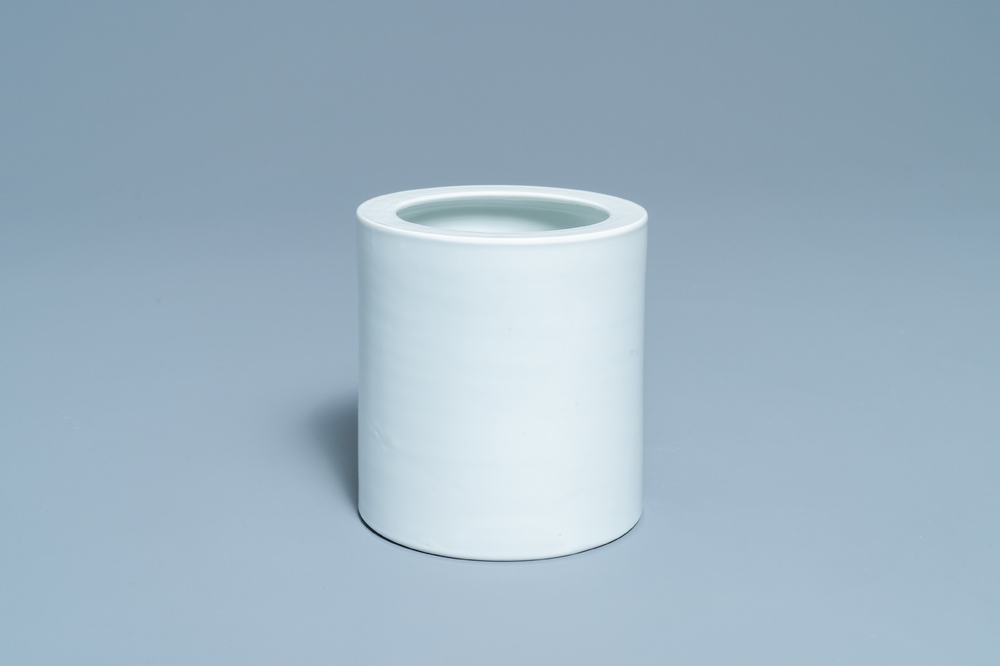 Un pot &agrave; pinceaux en porcelaine de Chine blanc monochrome, 19/20&egrave;me
