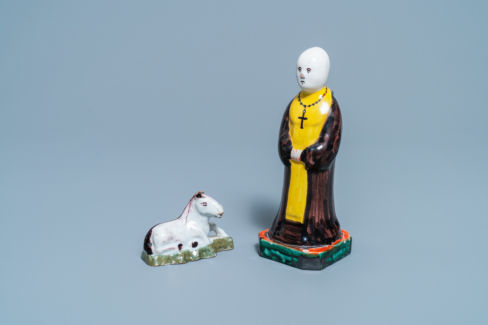 Un mod&egrave;le miniature d'un cheval et une figure d'un moine en fa&iuml;ence de Delft polychrome, 18&egrave;me