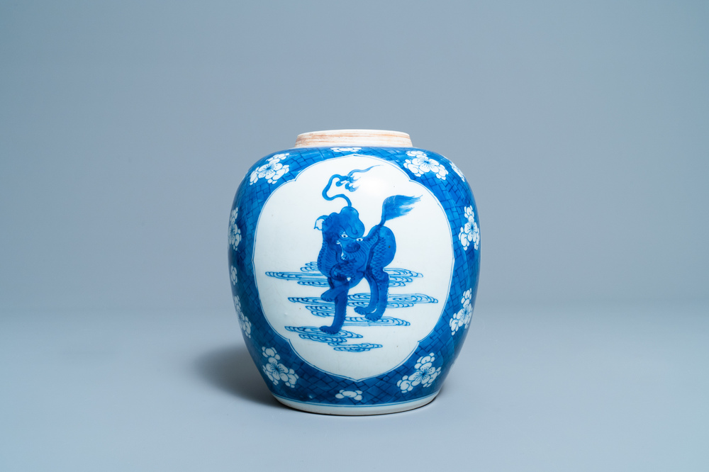 Un pot en porcelaine de Chine en bleu et blanc &agrave; d&eacute;cor d'un qilin, Kangxi