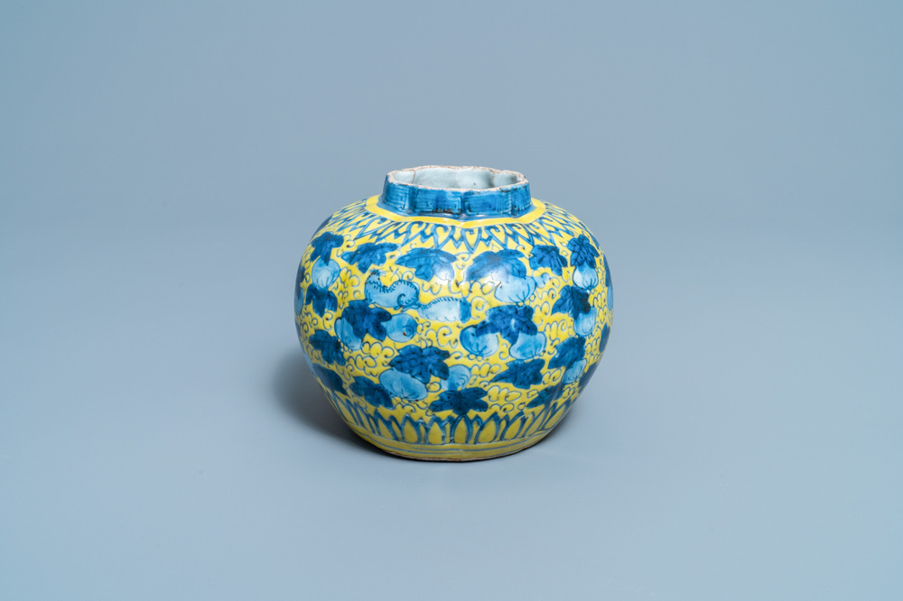 Un vase en porcelaine de Chine en bleu et blanc sur fond jaune &agrave; d&eacute;cor d'&eacute;cureuils, Wanli