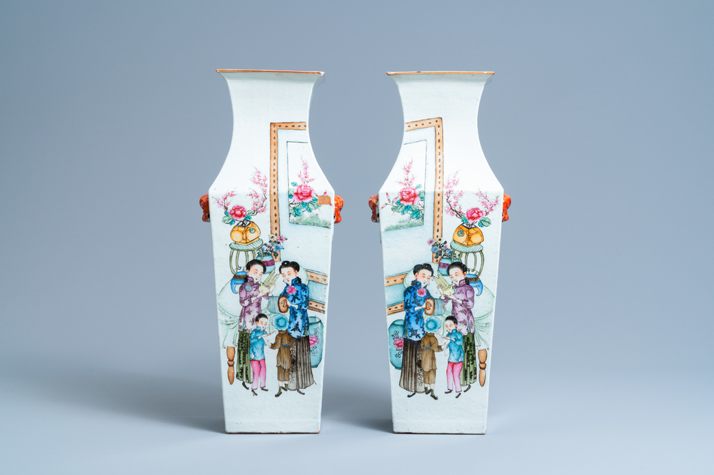 Une paire de vases de forme carr&eacute;e en porcelaine de Chine famille rose, 19/20&egrave;me