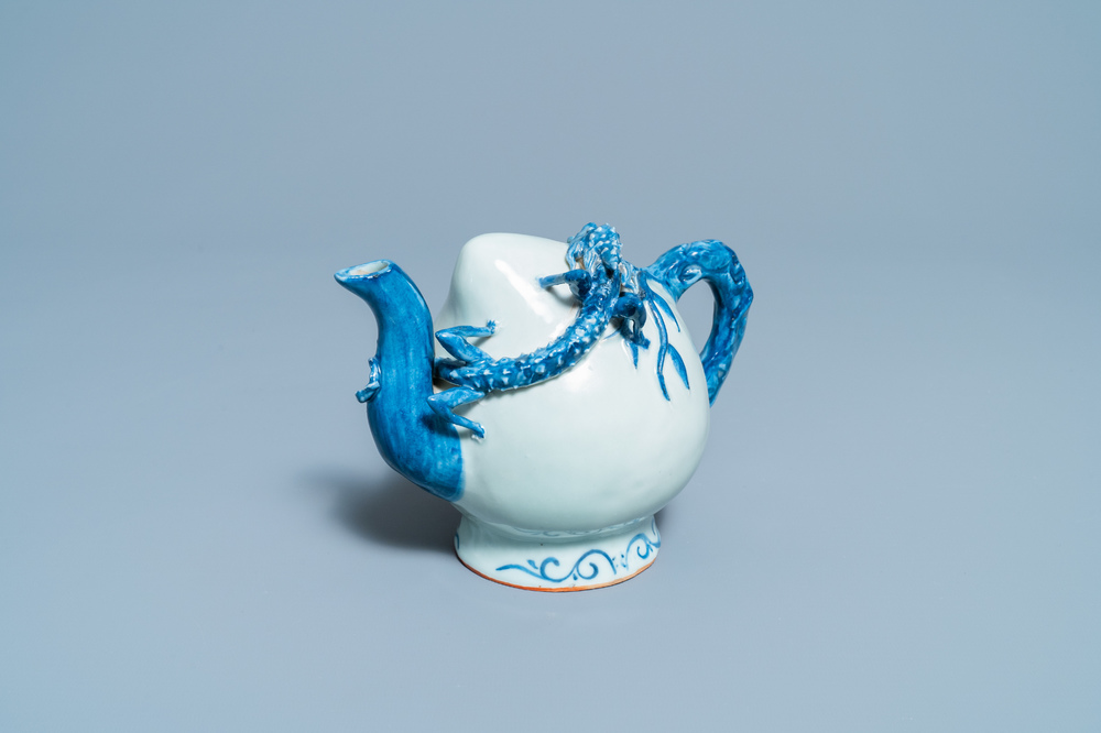 Une th&eacute;i&egrave;re 'cadogan' en forme de p&ecirc;che en porcelaine de Chine en bleu et blanc, 19&egrave;me