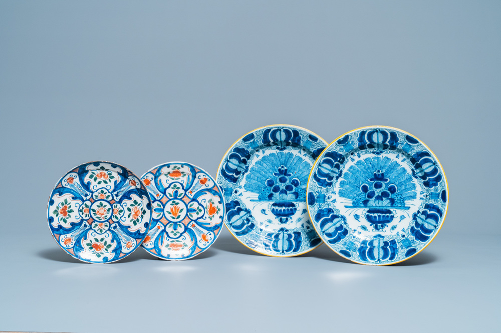 Une paire de plats en fa&iuml;ence de Delft en bleu et blanc et une paire d'assiettes polychromes, 18&egrave;me