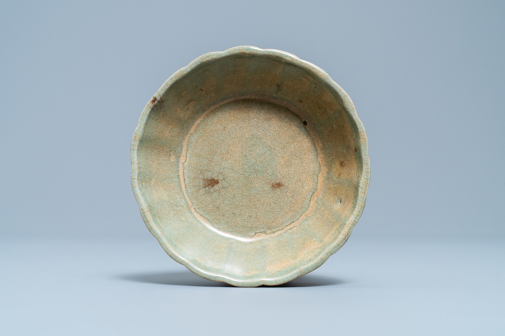 Een Chinese Longquan celadon penselenwasser, Yuan