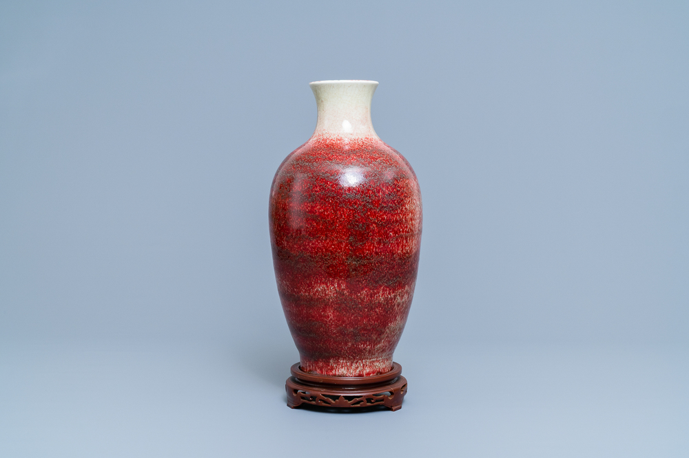 A Chinese monochrome peachbloom-glazed vase, 18/19th C.