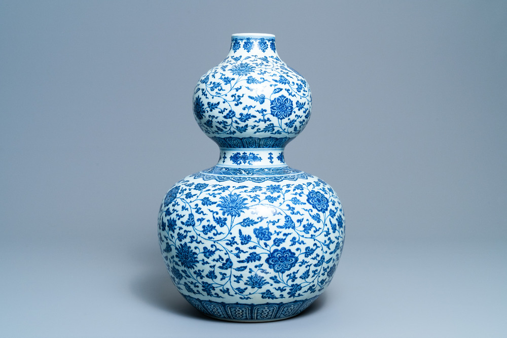 A large Chinese blue and white double gourd vase with floral scrolls, 19/20th C.