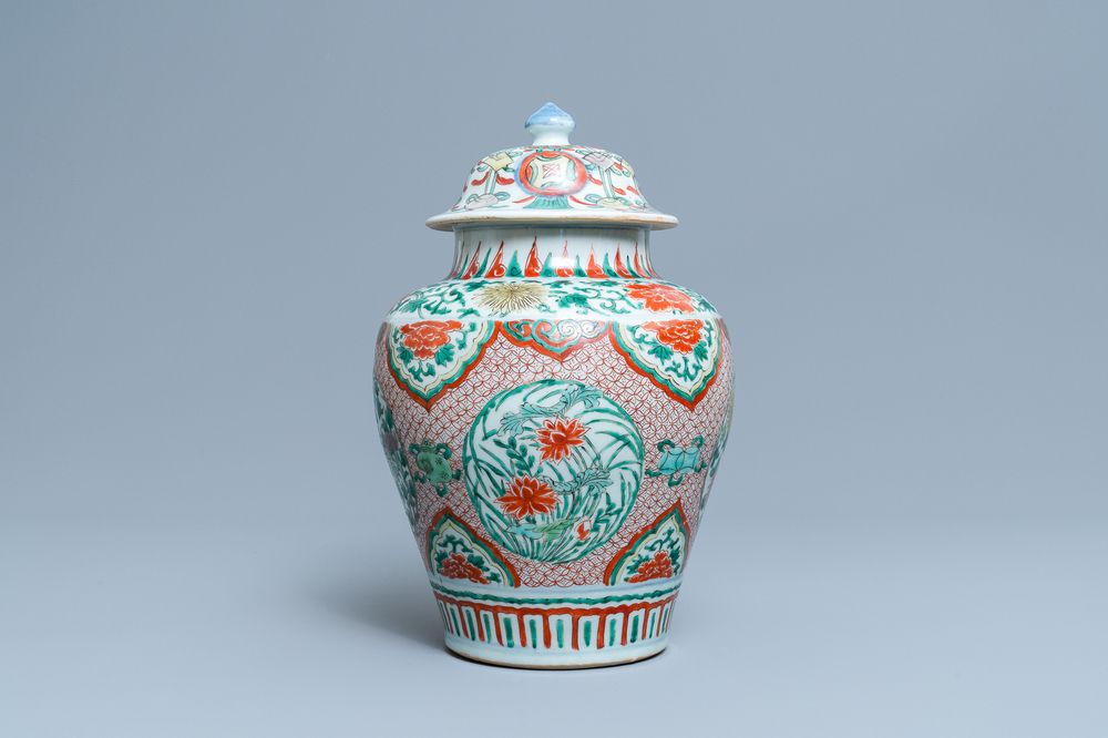 Un vase couvert en porcelaine de Chine wucai, &eacute;poque Transition