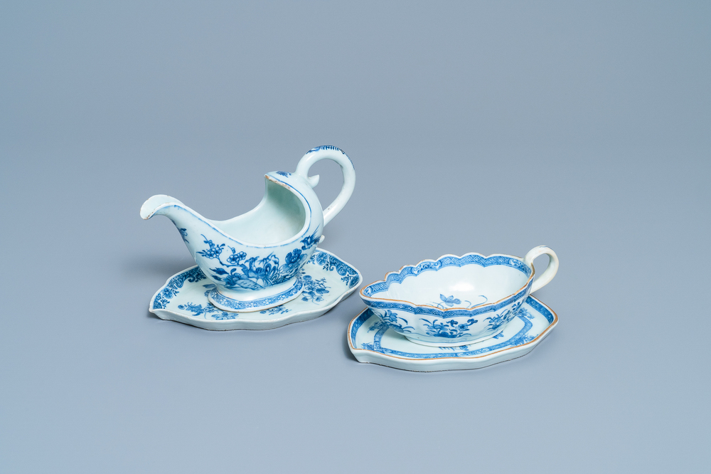 Twee Chinese blauw-witte sauskommen op onderschotels, Qianlong