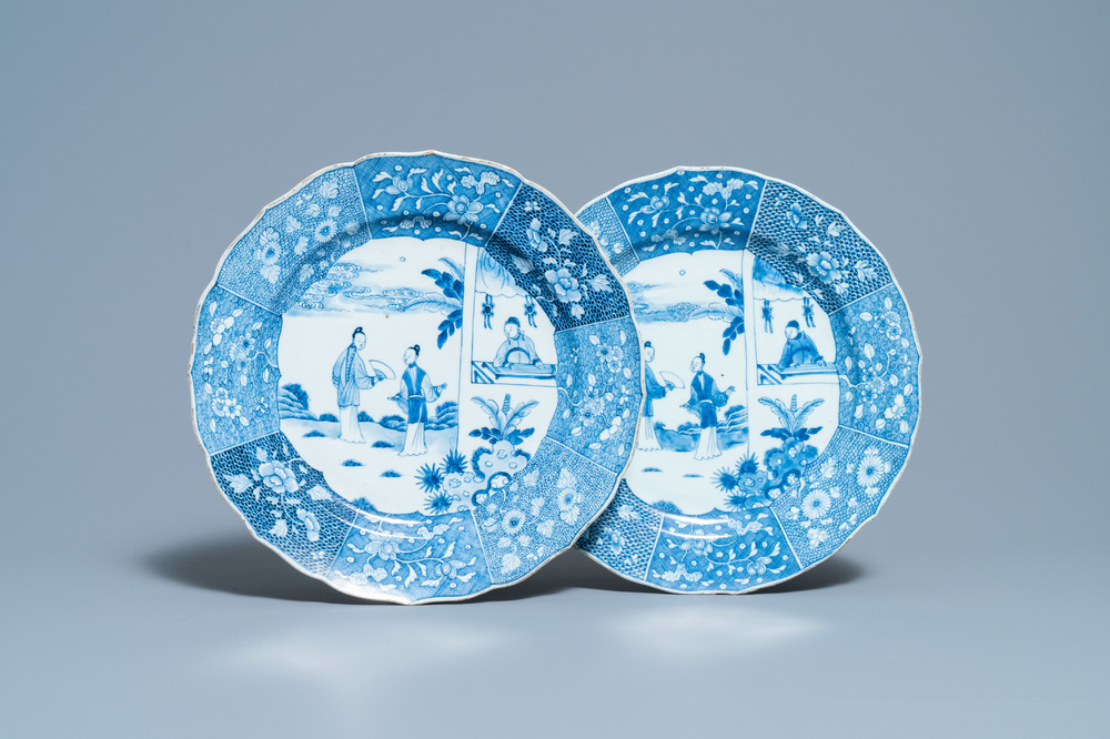 Une paire de plats en porcelaine de Chine en bleu et blanc &agrave; d&eacute;cor d'une sc&egrave;ne du 'Xi Xiang Ji', Qianlong