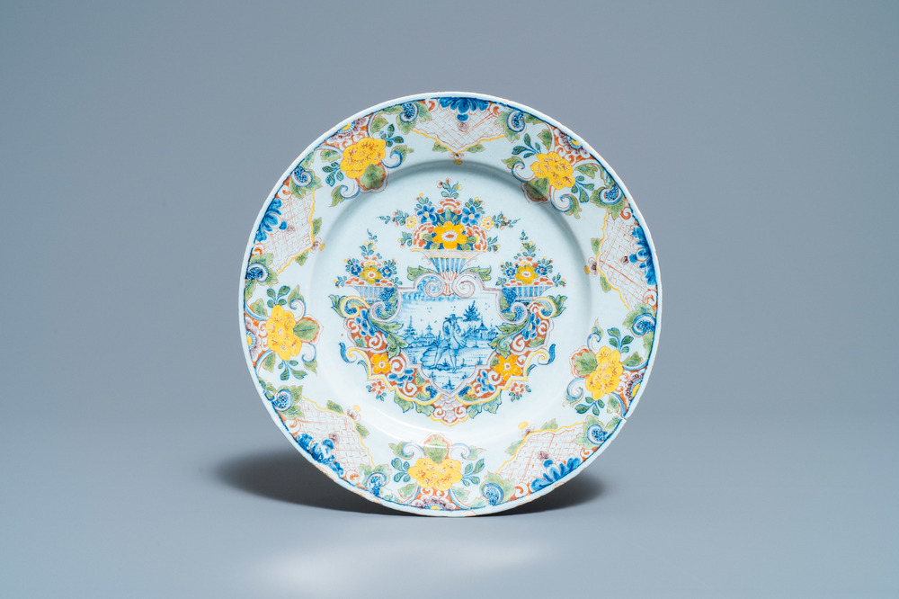 Une assiette en fa&iuml;ence de Delft polychrome &agrave; technique mixte, 18&egrave;me